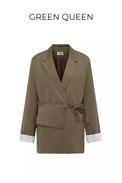 Ein olivgrüner Blazer mit lockerer Passform, Wickelverschluss und weißen Nadelstreifen an den Ärmeln. Der Schriftzug "GREEN QUEEN" ist über dem Blazer angebracht.