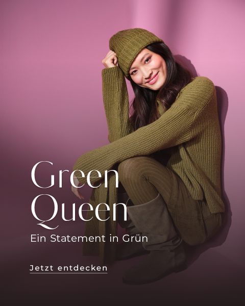 Eine lächelnde Frau in grüner Strickkleidung und Stiefeln sitzt vor einem rosa Hintergrund. Der Text lautet "Green Queen. Ein Statement in Grün. Jetzt entdecken.