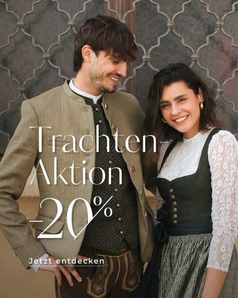 Ein lächelnder Mann und eine lächelnde Frau tragen traditionelle bayerische Kleidung. Der Mann trägt eine grüne Jacke und eine braune Hose, während die Frau ein grünes Dirndl mit einer weißen Spitzenbluse trägt. Der Text lautet: "Trachten-Aktion -20%. Jetzt entdecken.