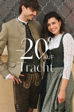 Ein lächelnder Mann und eine lächelnde Frau tragen traditionelle bayerische Kleidung. Der Mann trägt eine grüne Jacke und braune Lederhosen, die Frau eine Spitzenbluse und ein Dirndl. Der überlagerte Text lautet: "-20% auf Tracht.