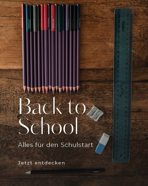 Ein Satz Buntstifte, ein Lineal, ein Anspitzer und ein Radiergummi sind auf einer Holzfläche angeordnet. Der Text lautet: "Zurück zur Schule. Alles für den Schulstart. Jetzt entdecken.