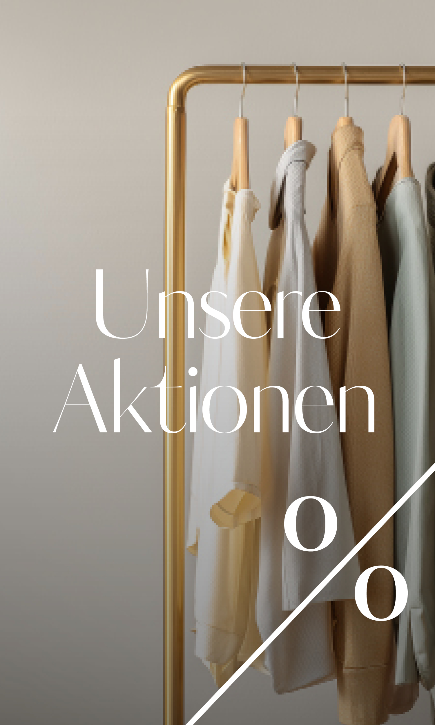 Kleidung in neutralen Tönen hängt an einem goldenen Kleiderständer vor einem beigen Hintergrund. Der weiße Text lautet "Unsere Aktionen" mit einem großen Prozent-Symbol darunter, das auf einen Verkauf oder eine Werbeaktion hindeutet.