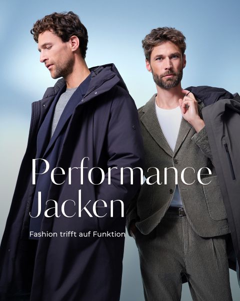 Zwei Männer modellieren stilvolle Jacken vor einem hellblauen Hintergrund. Der eine trägt einen dunklen Kapuzenmantel über einem Pullover, der andere einen Anzug mit einem langen Mantel, der über seine Schulter drapiert ist. Der Text lautet "Performance Jacken. Mode trifft auf Funktion.