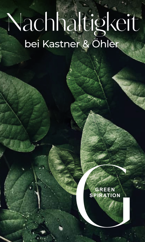 Nahaufnahme von üppigen grünen Blättern mit weißer Textüberlagerung: "Nachhaltigkeit bei Kastner & Öhler" und "G Green Spiration" in der unteren rechten Ecke. Das Bild erinnert an die Themen Nachhaltigkeit und Natur.