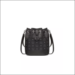 Schwarze Eimertasche aus Leder mit silbernen Beschlägen, Kordelzugverschluss und verstellbarem Schulterriemen. Die Tasche hat ein Monogramm-Muster und kleine dekorative Quasten auf der Vorderseite.