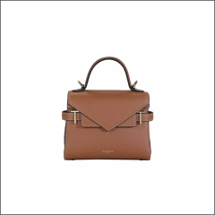 Eine kleine braune Lederhandtasche mit einem Griff an der Oberseite, goldenen Beschlägen und weißen Nähten, die vor einem schlichten weißen Hintergrund präsentiert wird.
