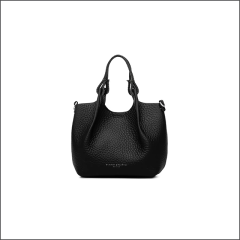 Eine schwarze, strukturierte Lederhandtasche mit zwei Griffen und einem abnehmbaren Schulterriemen, die auf einem schlichten weißen Hintergrund abgebildet ist.
