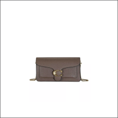 Eine kleine braune Ledertasche mit Überschlag, goldenem Kettenriemen und einer goldenen "C"-Schnalle auf der Vorderseite. Die Tasche ist auf einem schlichten weißen Hintergrund zentriert.