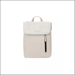 Ein minimalistischer beiger Rucksack mit Tragegriff, Frontklappe und vertikaler schwarzer Reißverschlusstasche vor einem schlichten weißen Hintergrund.