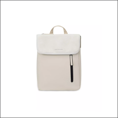 Ein minimalistischer beiger Rucksack mit Tragegriff, Frontklappe und vertikaler schwarzer Reißverschlusstasche vor einem schlichten weißen Hintergrund.