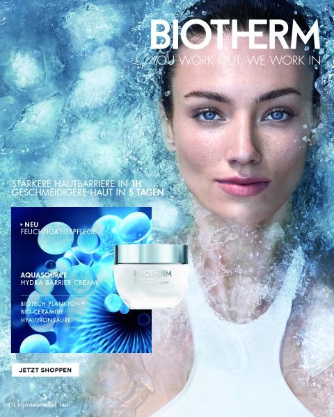 Eine Frau mit nassem Haar und strahlender Haut ist teilweise in wirbelndes Wasser getaucht. Neben ihr steht der Tiegel der Biotherm Aquasource Hydra Barrier Cream, mit blauen Blasen im Hintergrund und Produktinformationen auf Deutsch.