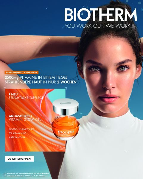 Eine Frau mit dunklem Haar in einem Pferdeschwanz blickt vor einem blauen Hintergrund in die Kamera. Im Hintergrund ist ein Tiegel mit Biotherm Aquasource Vitamin Glow Gel zu sehen, auf dem Produktdetails und ein deutscher Text über die feuchtigkeitsspendenden Eigenschaften des Gels stehen.