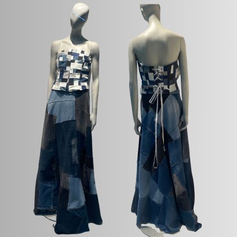Zwei Schaufensterpuppen zeigen ein Patchwork-Kleid mit kariertem Korsett-Oberteil und ausgestelltem Jeansrock, das von vorne und hinten auf grauem Hintergrund zu sehen ist.