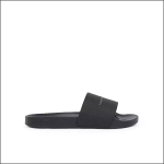 Eine einzelne schwarze Slide-Sandale mit breitem Riemen und flacher Sohle ist auf einem schlichten weißen Hintergrund zu sehen. Die Sandale hat ein minimalistisches Design.