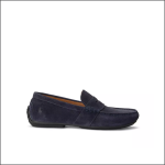 Ein marineblauer Wildleder-Slipper mit einer mokassinartigen Spitze, sichtbaren Nähten und einer Gummisohle auf weißem Hintergrund.