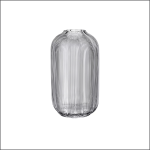 Vase aus Klarglas mit vertikaler Rippenstruktur, rundem Körper und schmaler Öffnung, zentriert auf einem schlichten weißen Hintergrund.
