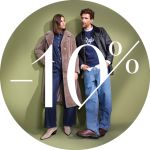 Eine Frau in einem Pelzmantel und ein Mann in einer Jacke und einem Pullover stehen zusammen vor einem grünen Hintergrund, mit einem großen weißen Text, der "-10%" quer über das Bild anzeigt.