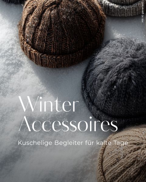 Mehrere gestrickte Wintermützen in braunen, grauen und beigen Farben sind auf Schnee platziert, mit dem deutschen Text "Winter Accessoires" und "Kuschelige Begleiter für kalte Tage" über dem Bild.