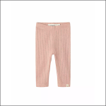 Hellrosa gerippte Baby-Leggings mit dezentem vertikalen Streifenmuster, elastischem Bund und einem kleinen weißen Etikett auf einem Bein, das auf einem schlichten weißen Hintergrund abgebildet ist.