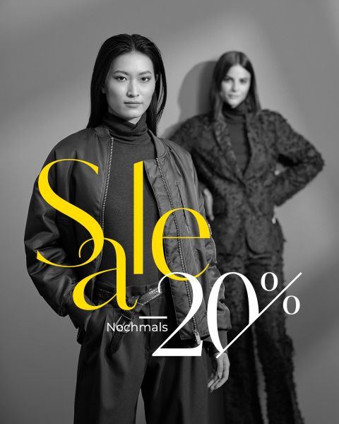 Zwei Frauen, die modische Outfits vorführen, mit fetter gelber Schrift "Sale 20% Nochmals" über dem Schwarz-Weiß-Bild.