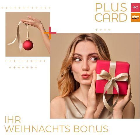 Eine Frau mit blondem Haar hält eine rote Geschenkschachtel mit einer goldenen Schleife und blickt zur Seite. Darüber hält eine Hand ein rotes Weihnachtsornament. Der Text lautet: "PLUS KARTE - IHR WEIHNACHTS BONUS.