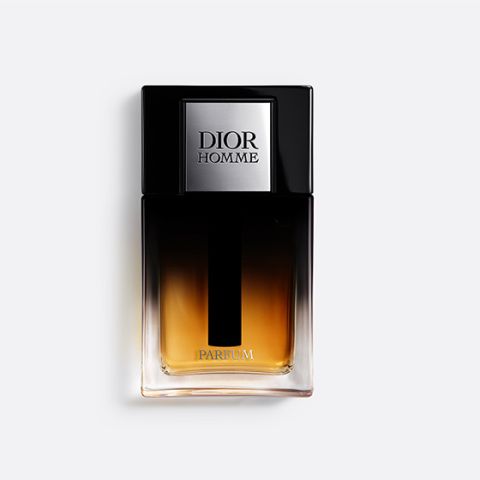 Ein Flakon von Dior Homme Parfum mit einem Glasdesign mit Hell-Dunkel-Verlauf und einer schwarzen Kappe vor einem schlichten weißen Hintergrund.