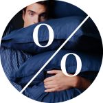 Eine Person, die blaue Kissen hält, teilweise verdeckt, mit einem großen Prozent-Symbol (/%), das das Bild in Weiß überlagert.