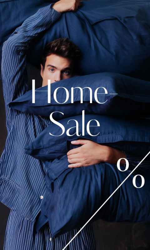 Mann im gestreiften Schlafanzug, der große blaue Kissen mit dem Text "Home Sale %" in der Hand hält, der das Bild überlagert.