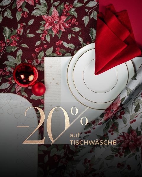 Festlich gedeckter Tisch mit roter Blumentischdecke, weißen Tellern, roten Servietten, Weihnachtsornamenten und Text: "20% auf TISCHWÄSCHE.
