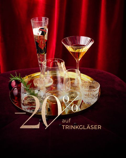 Tablett mit verschiedenen Trinkgläsern und festlichen Dekorationen auf rotem Samt, mit dem Text "20% auf TRINKGLÄSER" vor einem roten Vorhang.