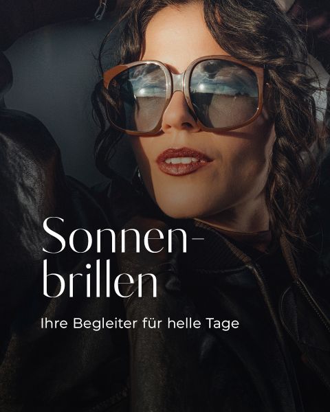Frau mit großer Sonnenbrille, in der sich blauer Himmel und Wolken spiegeln, mit Text auf Deutsch: "Sonnenbrillen. Ihre Begleiter für helle Tage.