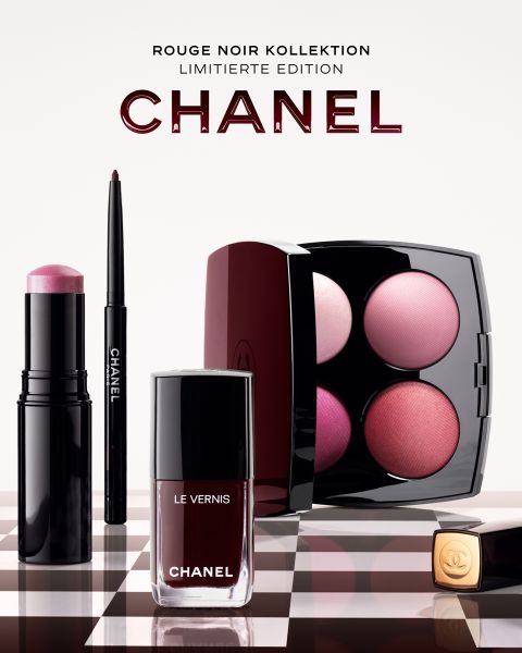 Chanel Rouge Noir Limited Edition Make-up-Kollektion mit Lippenstift, Eyeliner, Nagellack und Lidschattenpalette auf einer karierten Oberfläche.