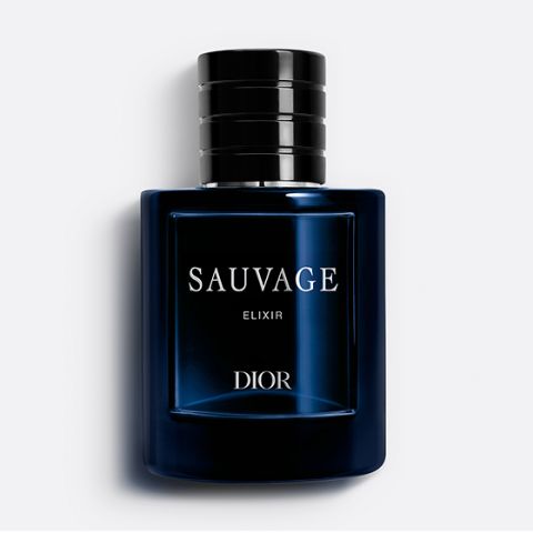 Dunkelblauer Glasflakon des Parfums Dior Sauvage Elixir mit schwarzer Kappe, weißem Text und minimalistischem Design auf hellem Grund.