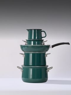 Ein Stapel grünes Kochgeschirr, darunter Töpfe, Pfannen und ein Becher, ist vertikal vor einem neutralen Hintergrund angeordnet.