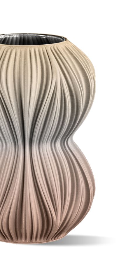 Gewölbte Keramikvase mit strukturierten, gewellten vertikalen Rillen und einem beige-braunen Farbverlauf auf weißem Hintergrund.