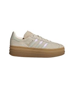 Beigefarbener Adidas Gazelle-Sneaker mit weißen Streifen, goldenem "GAZELLE"-Schriftzug und einer dicken Gummisohle auf weißem Grund.