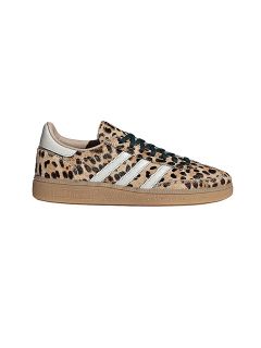 Adidas-Sneaker mit Leoparden-Print, weißen Streifen, schwarzen Schnürsenkeln und hellbrauner Gummisohle, in der Seitenansicht.