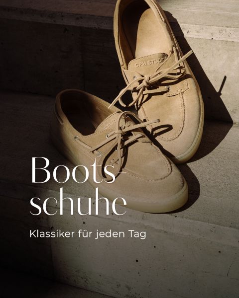 Ein Paar hellbraune Bootsschuhe mit Schnürsenkeln steht auf Betonstufen, das Sonnenlicht wirft Schatten. Der Text lautet: "Bootsschuhe. Klassiker für jeden Tag.