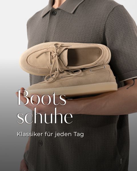 Eine Person in einem strukturierten braunen Hemd hält ein Paar beigefarbene Bootsschuhe aus Wildleder. Der deutsche Text lautet: "Bootsschuhe Klassiker für jeden Tag.