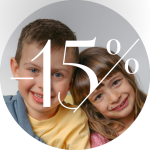 Zwei lächelnde Kinder, ein Junge und ein Mädchen, mit einem großen weißen "-15%"-Rabattsymbol auf dem Gesicht.
