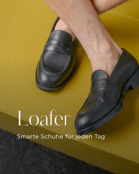Eine Person in schwarzen Halbschuhen sitzt auf einer gelben Fläche. Der Text lautet: "Loafer - Smarte Schuhe für jeden Tag.