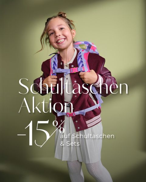 Ein lächelndes Mädchen mit einem Rucksack steht vor einem grünen Hintergrund. Text: "Schultaschen Aktion -15% auf Schultaschen & Sets.