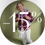 Lächelndes junges Mädchen mit Rucksack in einer kastanienbraunen Jacke, hinter einem großen "-15%"-Rabattschild auf grünem Hintergrund.