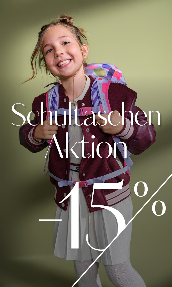 Lächelndes Mädchen mit Rucksack und kastanienbrauner Jacke steht auf grünem Hintergrund. Text: "Schultaschen Aktion -15%".