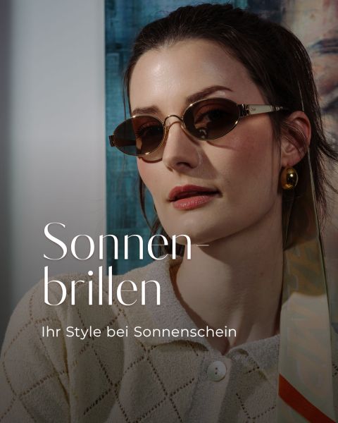Frau mit Sonnenbrille und goldenen Ohrringen, gekleidet in eine cremefarbene Strickjacke, mit Text auf Deutsch, der für Sonnenbrillen und Stil bei sonnigem Wetter wirbt.