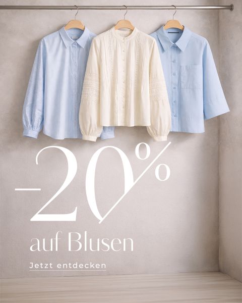 Drei Blusen auf Kleiderbügeln in Pastellblau und Weiß, mit deutschem Text, der 20 % Rabatt auf Blusen anbietet. Minimalistischer Hintergrund.