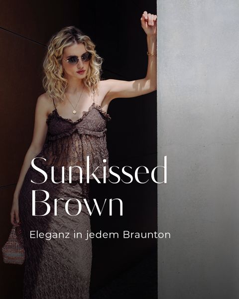 Eine Frau in einem braunen Kleid und mit Sonnenbrille steht in einem schattigen Hauseingang. Der Text lautet: "Sunkissed Brown. Eleganz in jedem Braunton.".