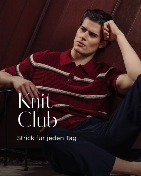 Ein Mann in einem rot gestreiften Polohemd sitzt lässig da und stützt seinen Arm auf sein Knie. Der Text lautet: "Knit Club. Strick für jeden Tag.".