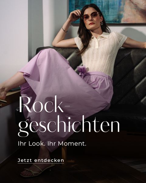 Eine elegante Frau mit Sonnenbrille und einem cremefarbenen Oberteil mit lilafarbenem Rock entspannt sich auf einem Sofa. Der Text lautet: "Rockgeschichten. Ihr Look. Ihr Moment. Jetzt entdecken.