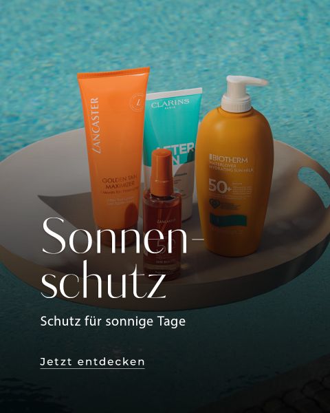 Ein Tablett mit Sonnencreme und Bräunungsmitteln an einem Pool, beschriftet mit "Sonnenschutz. Schutz für sonnige Tage. Jetzt entdecken.